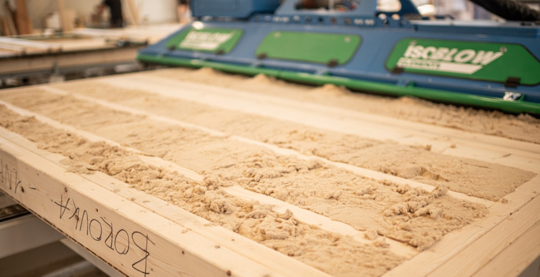 Foukanou izolací jako první významně měníme standardy kvality dřevostavebních panelů